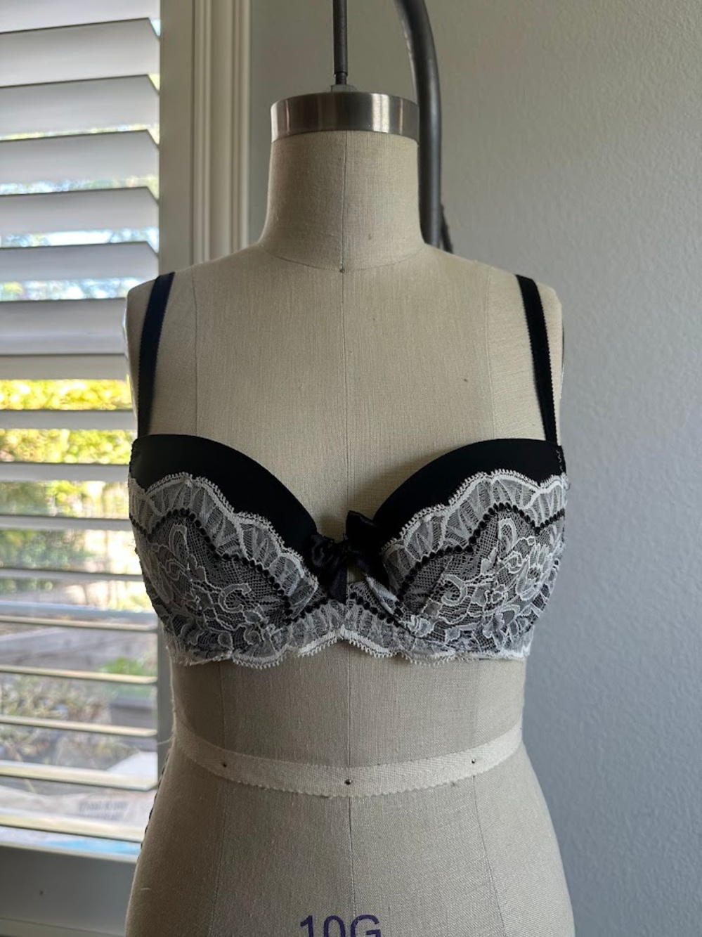 Victoria's Secret Lace Underwire Bra Black White Floral Mesh 32A
